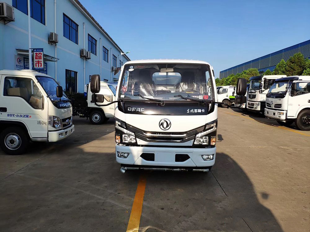 國六5方東風小多利卡D6灑水車