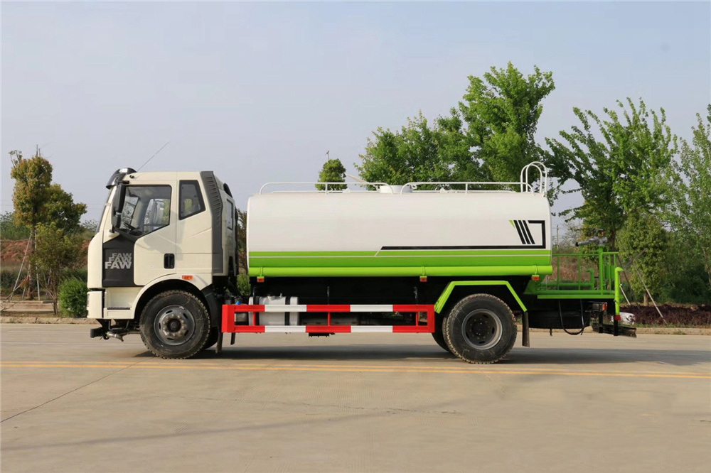 國(guó)六解放J6 13立方灑水車