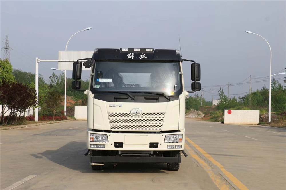 國(guó)六解放J6 13立方灑水車