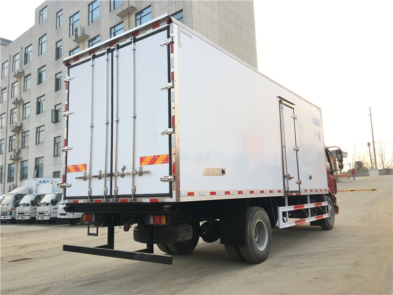 柳汽乘龍7.8米國(guó)六冷藏車