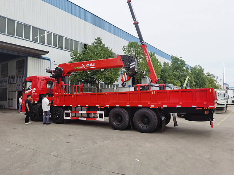 DFV5317JSQGP6D東風(fēng)專底D7前四后八隨車(chē)吊